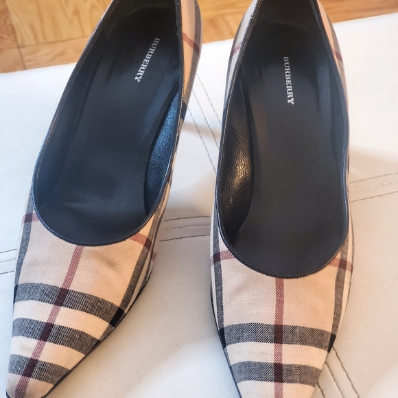 Burberry women's size 8.5 wore a few times. - Picture 5 of 8